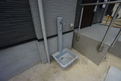 お車の洗車や外壁のお掃除をする際に便利な外水栓。