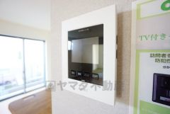 防犯性、セキュリティ対策に安心できるテレビモニター付きインターフォンです。セールスマン対策にもなり安心できます。