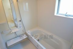 同仕様写真。1日の疲れを癒すくつろぎのバスルーム。足を伸ばしてもゆったりと入れるサイズです。お子様と一緒にお風呂に入っても狭くないですね^^