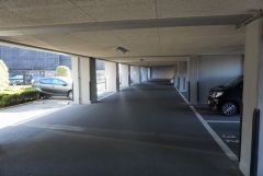 敷地内に平面駐車場あり。月額7000円～13000円。空き状況についてはお問い合わせください＾＾