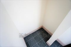 同仕様写真。ベビーカーや泥のついたおもちゃをしまうのに便利なスペースです。玄関周りをスッキリさせることが出来ます＾＾