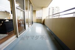 家族全員分の布団もゆったり並べられる広々バルコニー。日光浴スペースにも。足元は防水工事施工済です＾＾