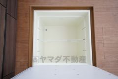 キッチンにある床下収納は、居住スペースを減らさずに買い置きの調味料や非常食などを保管することができます。