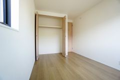 木目調のシンプルデザインで落ち着きと安らぎの空間に仕上げています。収納が完備されているので、お荷物が増えても安心の設計です。