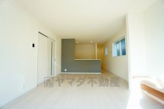 リビングは広々とした設計で、家族が集い、寛ぐ暮らしの空間を演出しています。思い思いの時間を過ごしたり、家族みんなで食事をしたり、素敵な団らんの場になりますね。