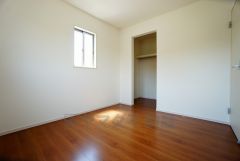 同仕様写真。住む人のこだわりを活かす洋室。日当たりがよく、寝室としての利用もおすすめ。