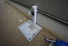 お車の洗車や外壁のお掃除をする際に便利な外水栓。