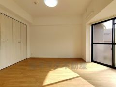 暖かい日差しが差し込む洋室。たっぷり収納できるクローゼット付きでお部屋の中をすっきりと快適に保てます。