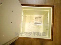 キッチンにある床下収納は、居住スペースを減らさずに買い置きの調味料や非常食などを保管することができます。