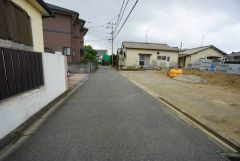 現地（2025年6月23日）撮影。大型車の通行が少なく、騒音や振動が少ないので静かで快適な生活を送れます。