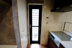 同仕様写真。勝手口付きキッチン。においがこもりやすいキッチンの換気にも役立ちます。ごみの仮置きにもなり、便利です＾＾