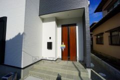 家の顔となる玄関扉がかっこいいと、たくさんの人を招き入れたくなりますね＾＾奥まって設置されており、雨にも濡れにくくなっています。