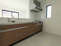 リビングにいるお子様を見守りながらお料理ができる対面キッチン。カウンタートップの汚れもサッと拭き取ることができ、お掃除ラクラク＾＾