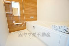 1日の疲れを癒すくつろぎのバスルーム。足を伸ばしてもゆったりと入れるサイズです。お子様と一緒にお風呂に入っても狭くないですね^^