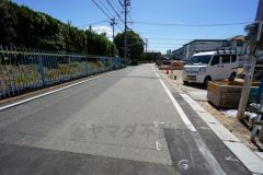 現地（2025年7月）撮影。住人以外の車の進入も少なく、小さなお子様を持つご家庭にも安心です。