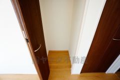 同仕様写真。キッチン横に広々としたパントリー付き＾＾洗面室にも近く、食料品だけでなく日用品などの収納にも＾＾