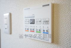 雨の日の洗濯も安心できる浴室暖房乾燥機付き浴室。リモコンで操作もボタン1つで簡単。