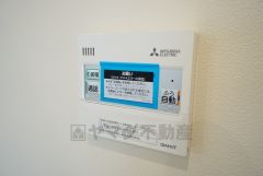 キッチン横からお湯張り、追い炊き、足し湯がボタン一つで楽々操作できる給湯機リモコンです。忙しい夕飯準備の時間帯に重宝しますね。