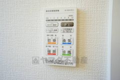 雨の日の洗濯も安心できる浴室暖房乾燥機付き浴室。リモコンで操作もボタン1つで簡単。