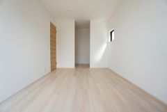 同仕様写真。寛ぎの時間を紡ぎだす主寝室は、大型ベッドを置いても余裕の広さを確保しています。