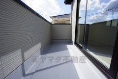 陽当たりの良いバルコニーです。お洗濯やお布団干しはもちろん、日光浴スペースにも。足元は防水工事施工済です。