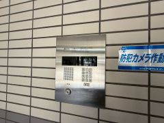 オートロックは、外部の人が自由に建物内に出入りできないため、不審者の侵入防止効果があります。