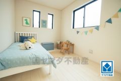 家具はイメージです。木目調のシンプルデザインで落ち着きと安らぎの空間に仕上げています。各部屋に収納が完備されているので、お荷物が増えても安心の設計です。
