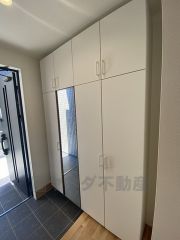 壁一面に設けた大容量のシューズクローゼットは実用性と機能性を兼ね備えています。急な来客でも、いつも整頓された玄関でお出迎えができます。