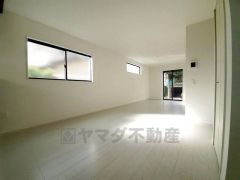 リビングは広々とした設計で、家族が集い、寛ぐ暮らしの空間を演出しています。思い思いの時間を過ごしたり、家族みんなで食事をしたり、素敵な団らんの場になりますね。