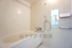 雨の日の洗濯も安心できる浴室暖房乾燥機付き浴室。浴室上部には洗濯物を掛けられる物干し竿が設置されています。