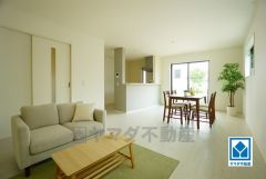 家具はイメージです。リビングは広々とした設計で、家族が集い、寛ぐ暮らしの空間を演出しています。思い思いの時間を過ごしたり、家族みんなで食事をしたり、素敵な団らんの場になりますね。