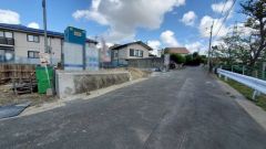 現地（2025年10月20日）撮影。大型車の通行が少なく、騒音や振動が少ないので静かで快適な生活を送れます。