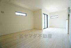 大きな窓のあるリビングは、陽光あふれる明るい空間です。居心地良く、ご家族皆がゆったり寛げる憩いの空間となりそうです。