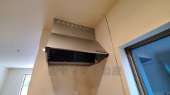 お手入れが簡単なスリム型レンジフードです。調理により発生する油煙や臭いを吸い込み、屋外へ排気してくれます。