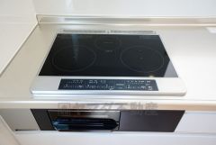同仕様写真。汚れてもサッとふける、お手入れのしやすいIHクッキングヒーター。オール電化なので経済的です。