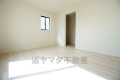 ご夫婦お二人のプライベートシーンを演出する寝室は、大容量のウォークインクローゼット付き。