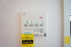 浴室暖房乾燥機付き。天候に左右されず、いつでも好きなときに洗濯物を干せるので、仕事や家事で忙しい方に重宝します。