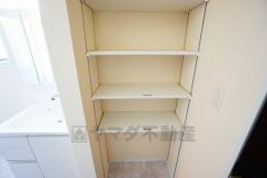 便利な洗面室収納。散らかりがちなバスタオルや清掃用品、化粧品や予備のシャンプー等もきれいに整頓できますね。