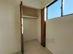 住む人のこだわりを活かす洋室。日当たりがよく、寝室としての利用もおすすめ。広めのクローゼットには荷物をすっきり片付けられ、ゆとりのある暮らしが出来ます＾＾