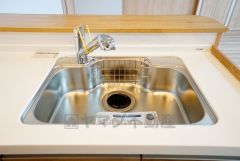 広々とした凸型シンクに洗剤ポケットを標準装備。大きなお鍋など洗いやすいです。