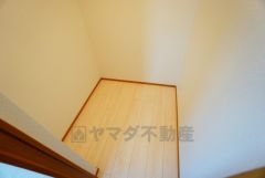 同仕様写真。食品や飲料、調理器具を収納できるパントリー付き。週末に買いだめした食料を楽々収納できます。