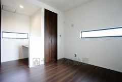 暖かい日差しが差し込む洋室。たっぷり収納できるクローゼット付きでお部屋の中をすっきりと快適に保てます。