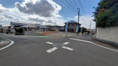 大型車の通行が少なく、騒音や振動が少ないので静かで快適な生活を送れます。