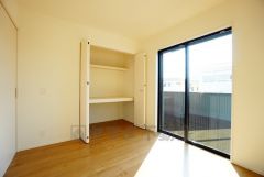 リビング隣の洋室です。各部屋に収納が完備されているので、お荷物が増えても安心の設計です。