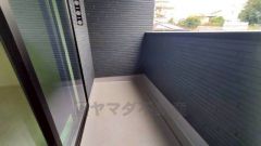 陽当たりの良いバルコニーです。お洗濯やお布団干しはもちろん、日光浴スペースにも。足元は防水工事施工済です。