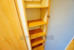 ホールに収納スペースを確保。日用品や趣味の道具入れとして便利です。扉付きなので見た目もスッキリ＾＾