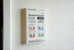 雨の日の洗濯も安心できる浴室暖房乾燥機付き浴室。リモコンで操作もボタン1つで簡単。