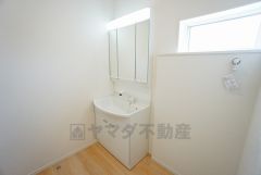 三面鏡裏収納付き洗面化粧台です＾＾鏡の裏に歯磨きセットやスキンケア用品などの収納できて便利ですね＾＾