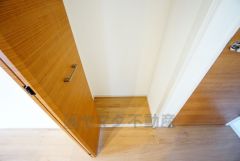 まとめ買いしてもこの収納量なら心配要らずのパントリー。調理家電や食品のストックをすっきりまとめられ、キッチン周りを広々使えます。