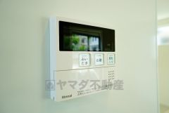 キッチン横からお湯張り、追い炊き、足し湯がボタン一つで楽々操作できる給湯機リモコンです。忙しい夕飯準備の時間帯に重宝しますね。
